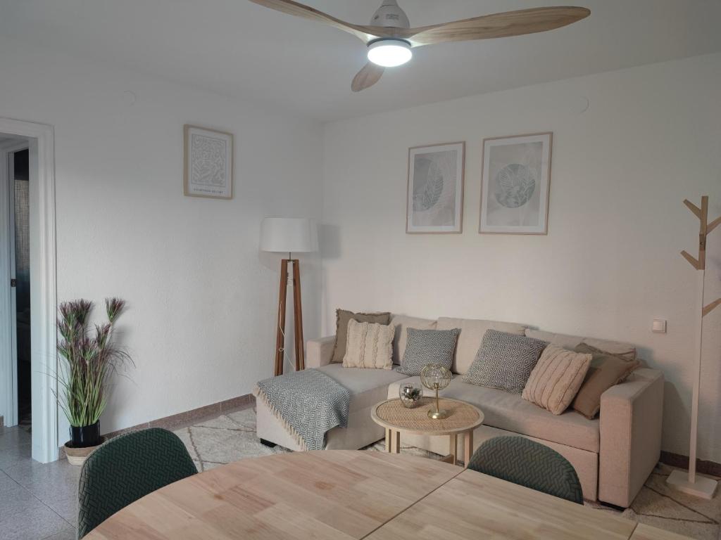 uma sala de estar com um sofá e uma mesa em Feel Welcome Barcelona em Cornellà de Llobregat