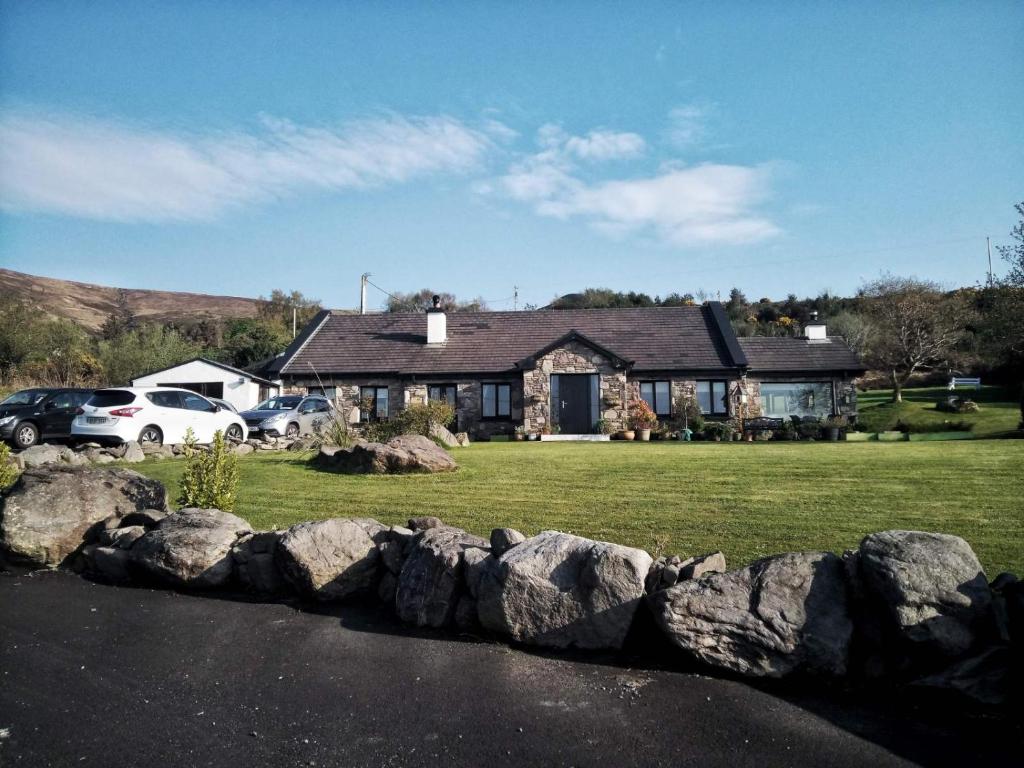 uma casa com carros estacionados em frente em Greatlawne em Killarney