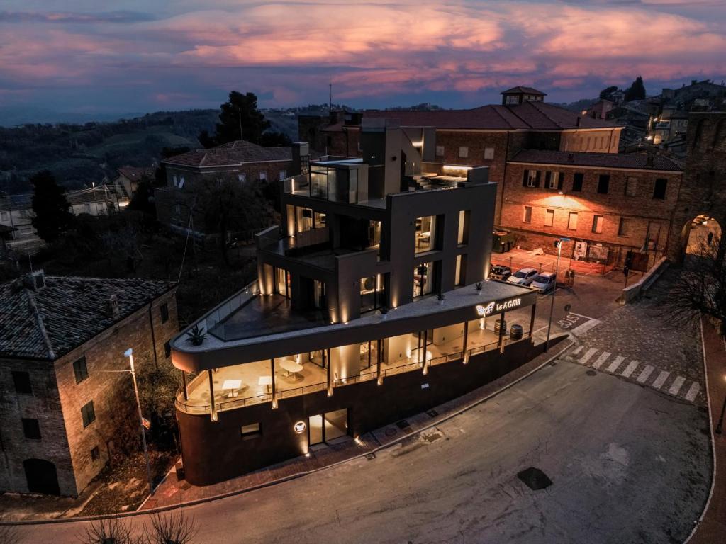 un edificio con luces encendidas en una ciudad por la noche en Le Agavi Resort & SPA, en Saludecio