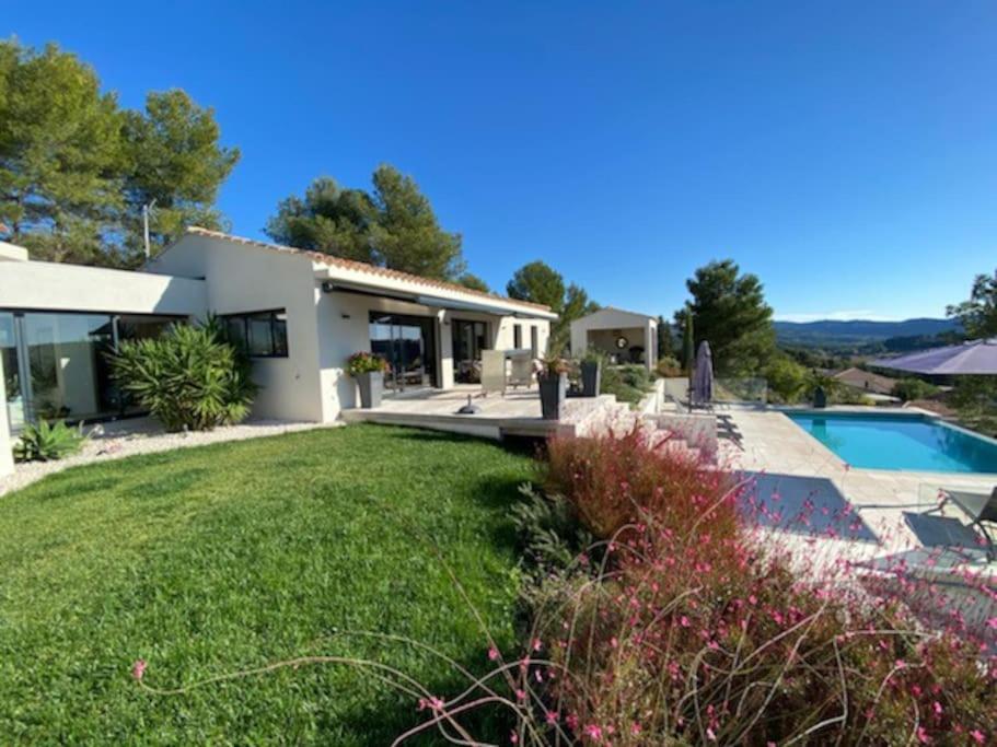 une maison avec une cour et une piscine dans l'établissement VillaCadière Vue Mer et Vignes Piscine à débordement, à Laouque
