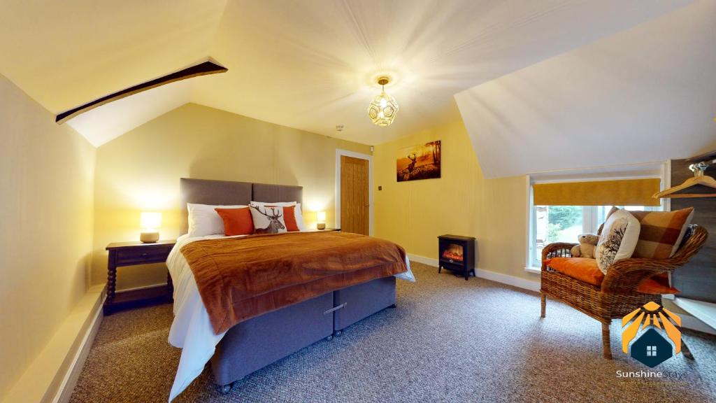 1 dormitorio con 1 cama y 1 silla en una habitación en 4-Bed Apartment With Cosy Pub, en Pontypool