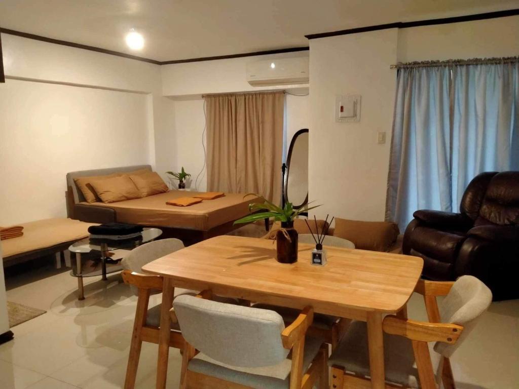 - un salon avec une table et un canapé dans l'établissement The Bachelor's Suite at Mactan Airport, à Pusok