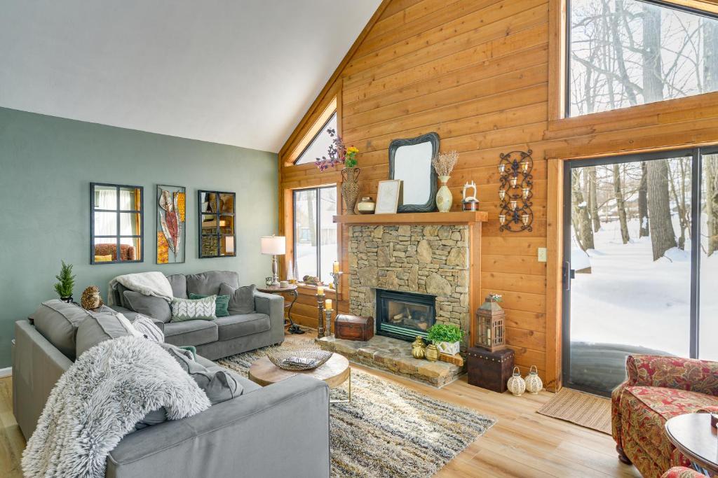 sala de estar con sofá y chimenea en Year-Round Hidden Valley Home Ski, Hike and More! en Champion