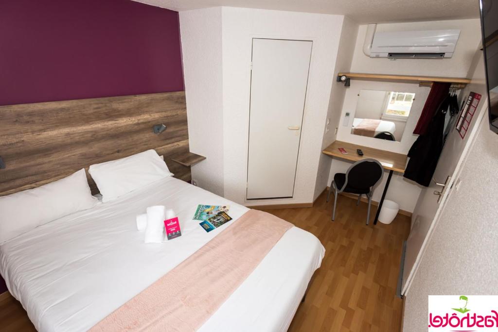 リモージュにあるFasthôtel - Un hôtel FH Confortのベッドルーム(白いベッド1台、デスク、椅子付)