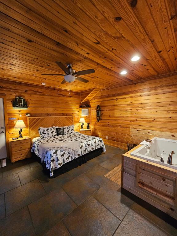 - une chambre avec un lit et une baignoire dans l'établissement Honey Bear Haven Suite 1, à Eureka Springs