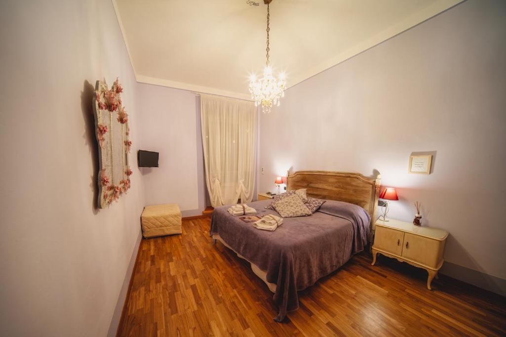 a bedroom with a bed and a chandelier at de' Montetini in Arezzo