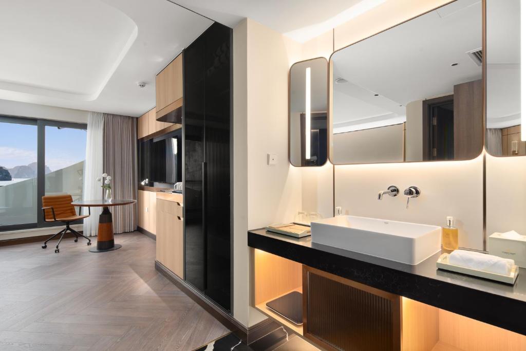 Grand Pioneers Halong Bay Cruise 1 - 5