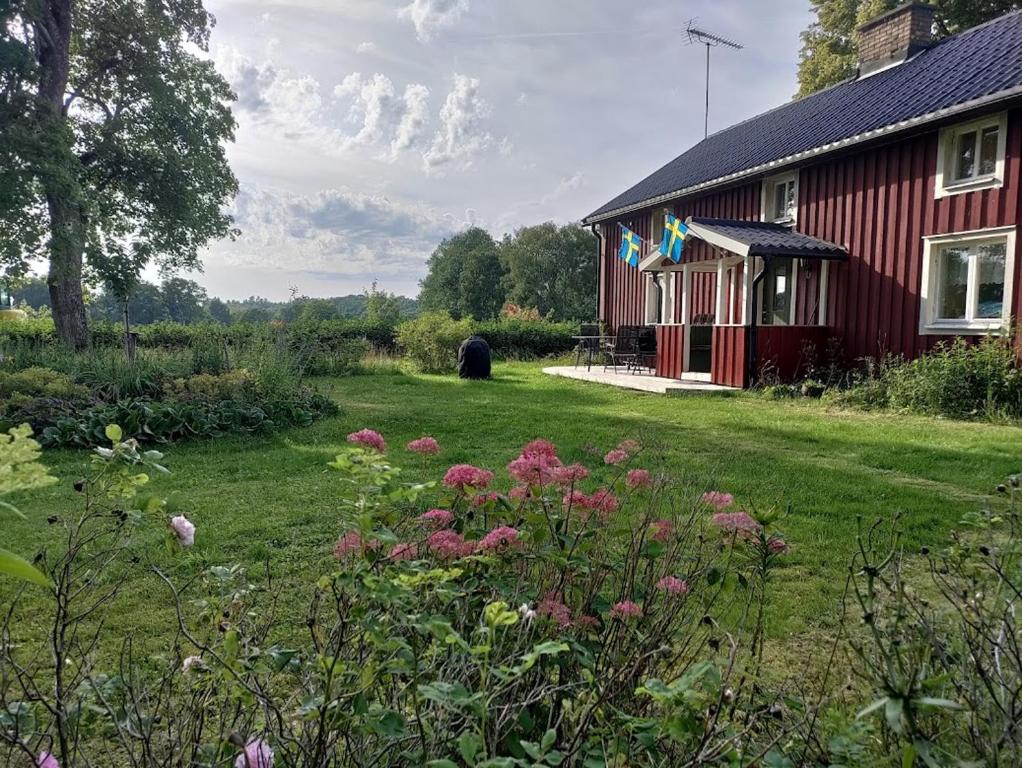 Κήπος έξω από το Lantlig idyll nära sjö i Småland