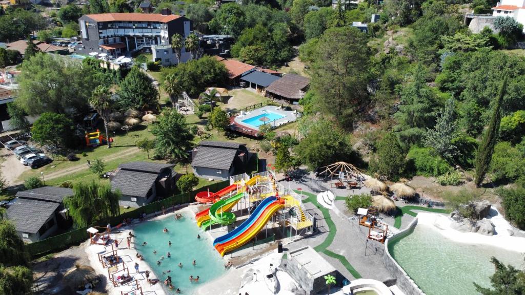 una vista aérea de un parque acuático con una montaña rusa en Capri Hotel y Cabañas by CPH en Villa Carlos Paz
