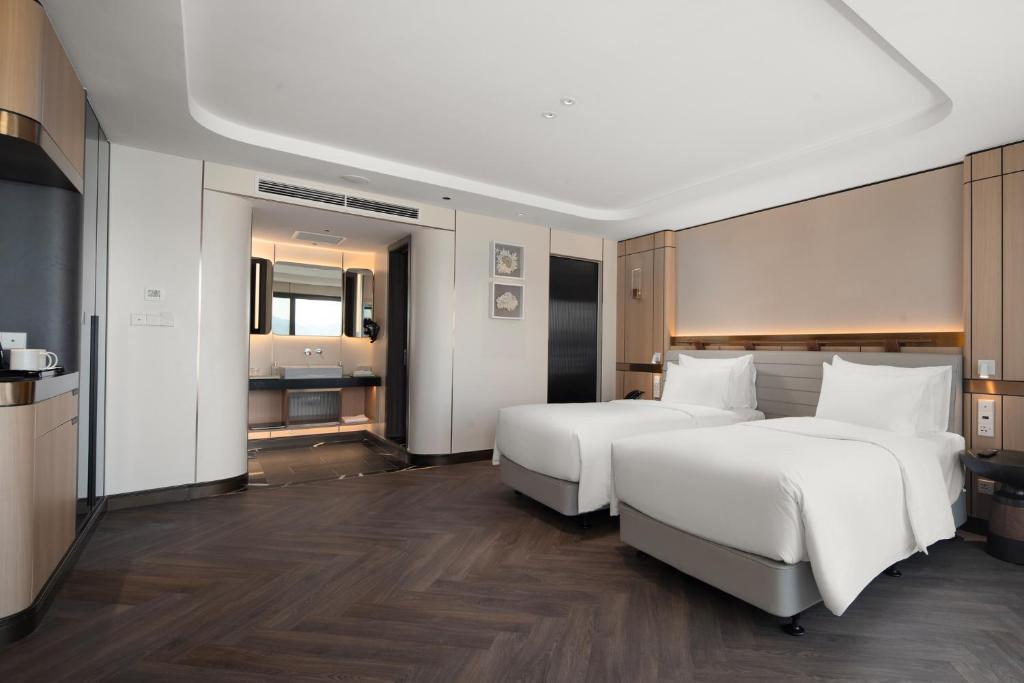 Grand Pioneers Halong Bay Cruise 1 - 11