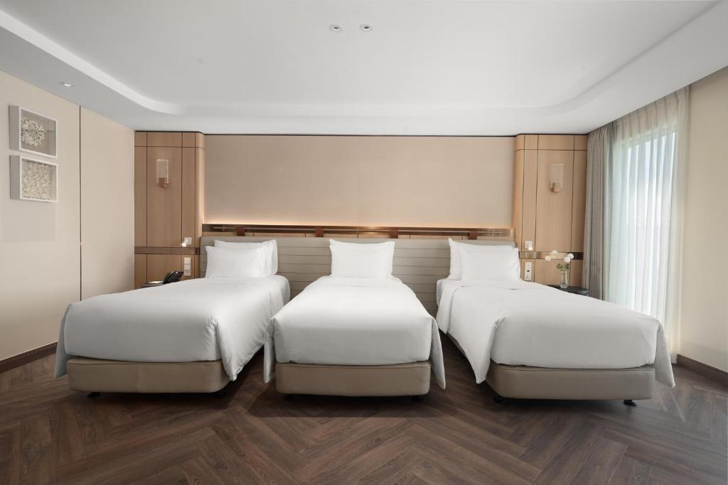 Grand Pioneers Halong Bay Cruise 1 - 16