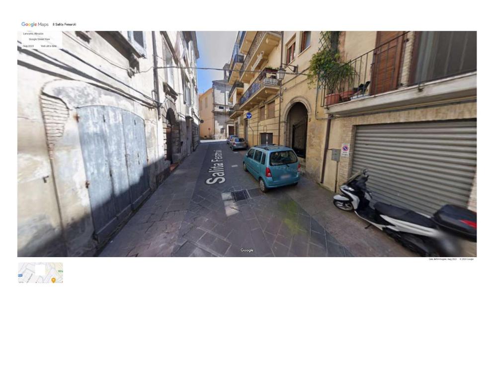un pequeño coche azul estacionado al lado de una calle en LA CASETTA DI LORENZO en Lanciano