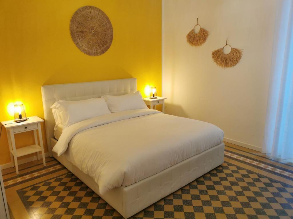 アラッシオにあるGIALLA Ridi Che Ti Passaのベッドルーム1室(白いベッド1台、ナイトスタンド2台付)
