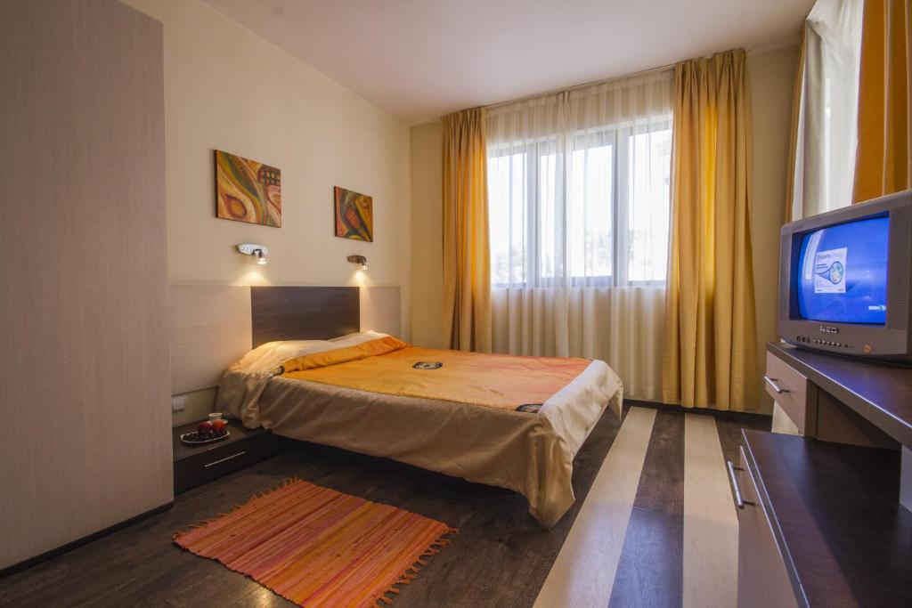 TV a/nebo společenská místnost v ubytování Coral Guest House
