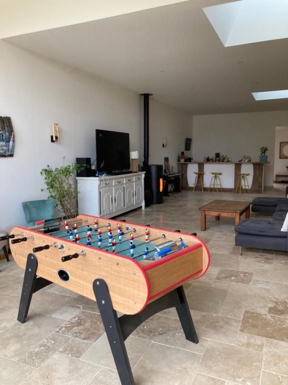 - un salon avec un ballon d'alimentation sur une table dans l'établissement Campagne-Chic, à Bazas