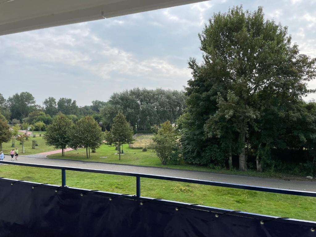 - une vue depuis la fenêtre d'une route arborée dans l'établissement Haus am Park Sünnig Utsicht, à Norderney