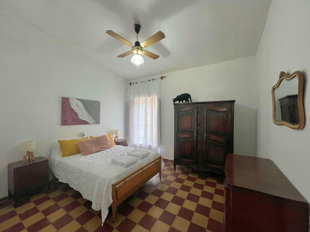 een slaapkamer met een bed en een plafondventilator bij Casa Regino in Villa Cura Brochero