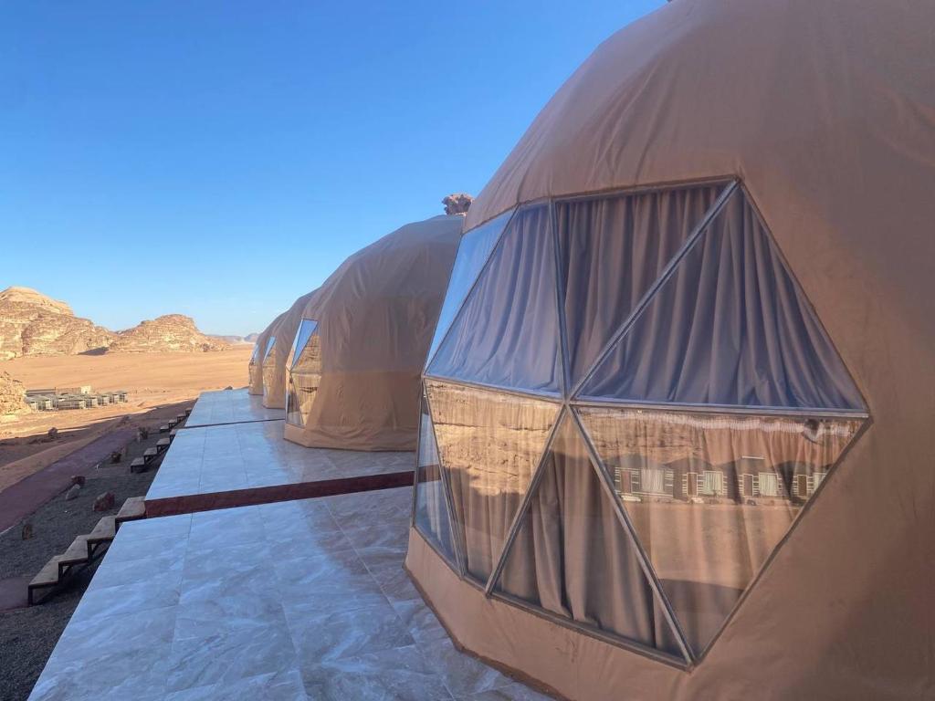 een rij tenten midden in de woestijn bij Lucas Camp Wadi Rum in Wadi Rum