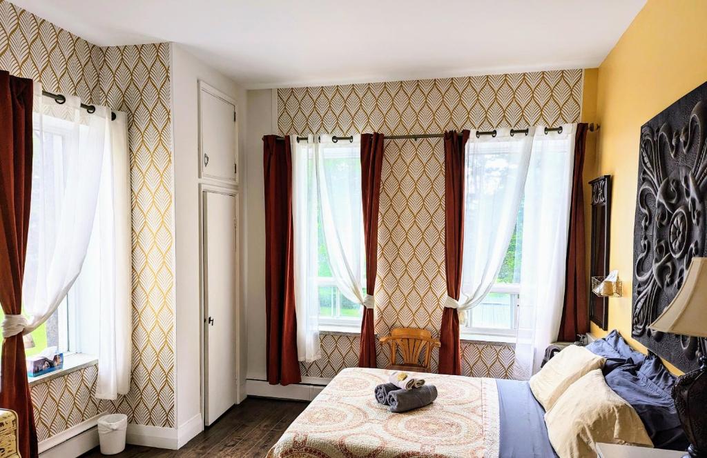 Una cama o camas en una habitación de Maison Zacharie