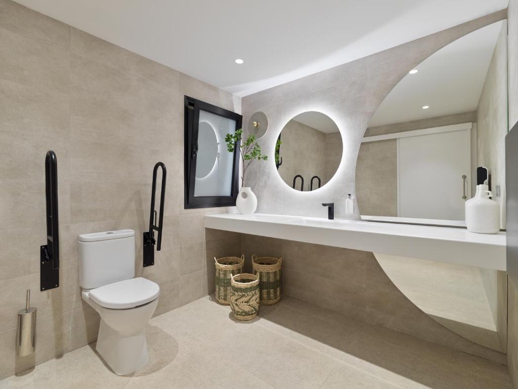A bathroom at XQ Vistamar
