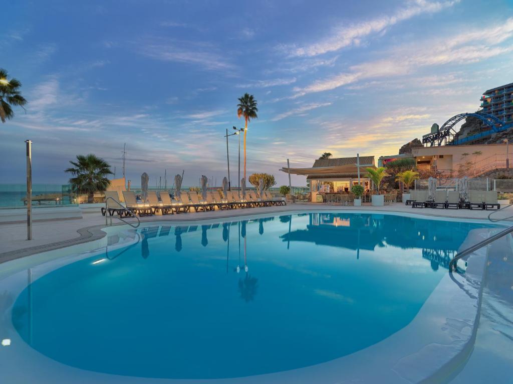 The swimming pool at or close to XQ Vistamar