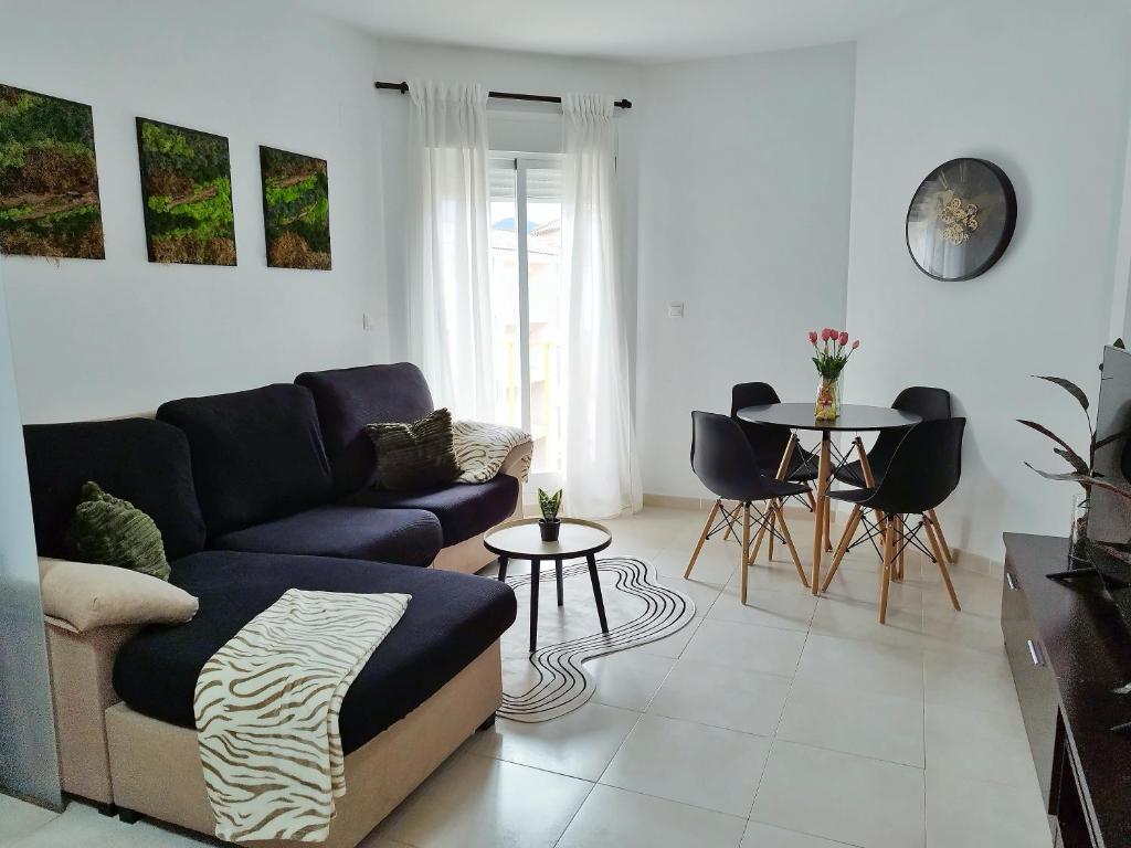 sala de estar con sofá y mesa en Cozy apartment in Castalla, en Castalla