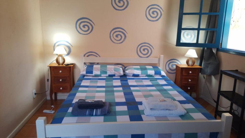 En eller flere senge i et værelse på Suítes no Centro