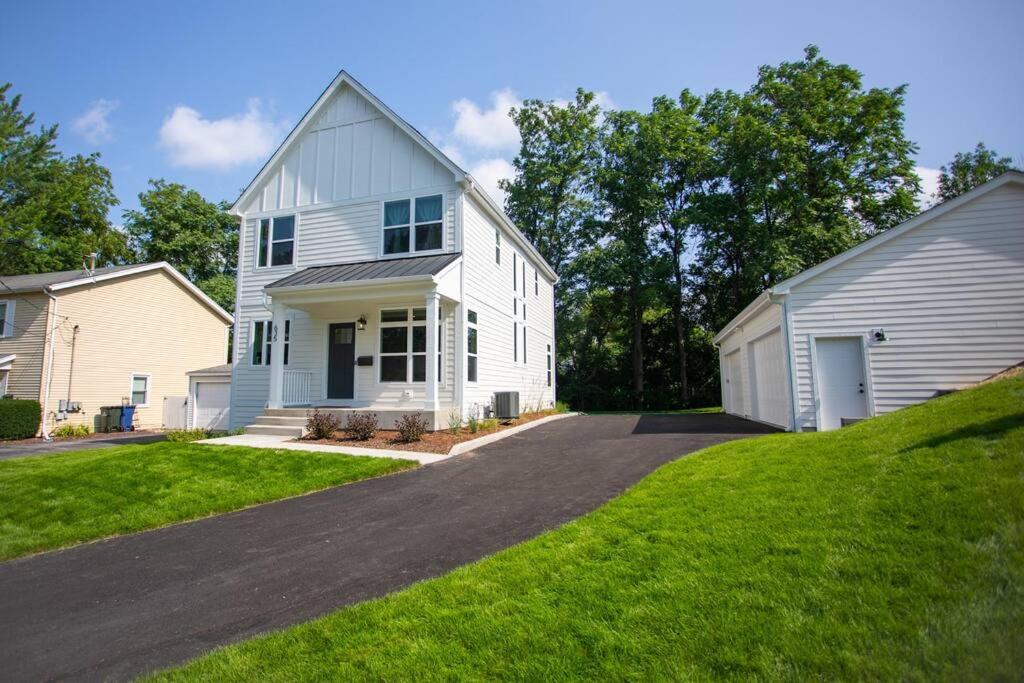 ein weißes Haus mit einer Garage und einer Auffahrt in der Unterkunft New Townhome Near Downtown-King Bed/Workstation in Naperville