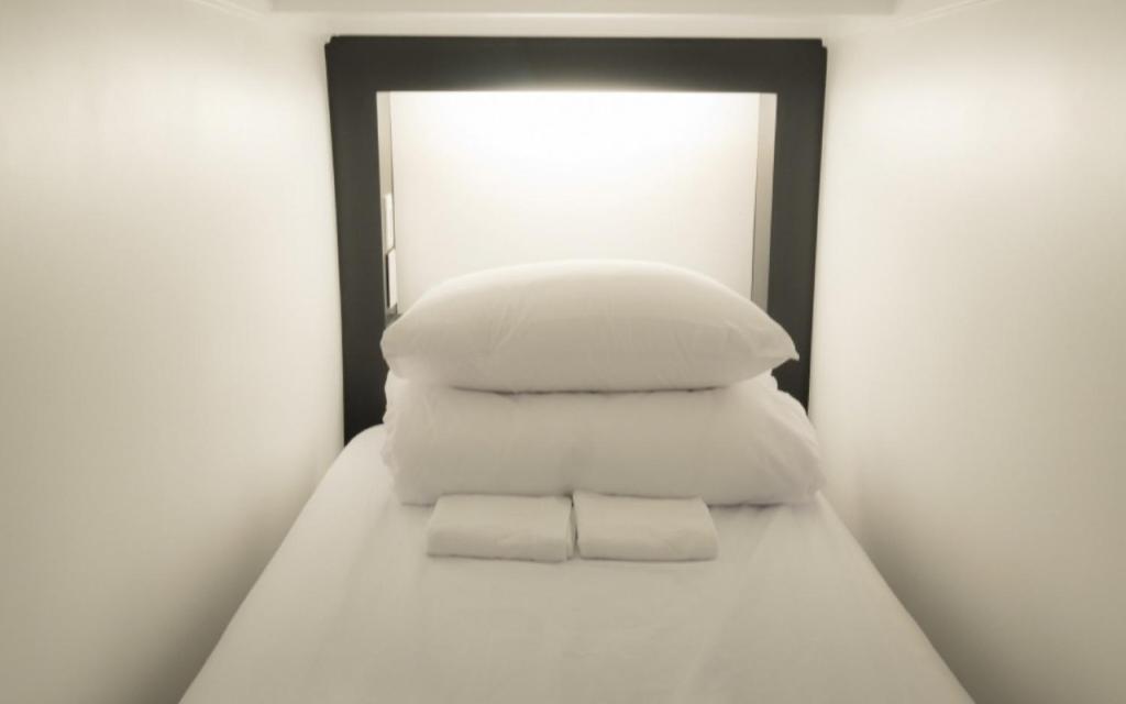 Postel nebo postele na pokoji v ubytování CANVAS BLACK Guesthouse