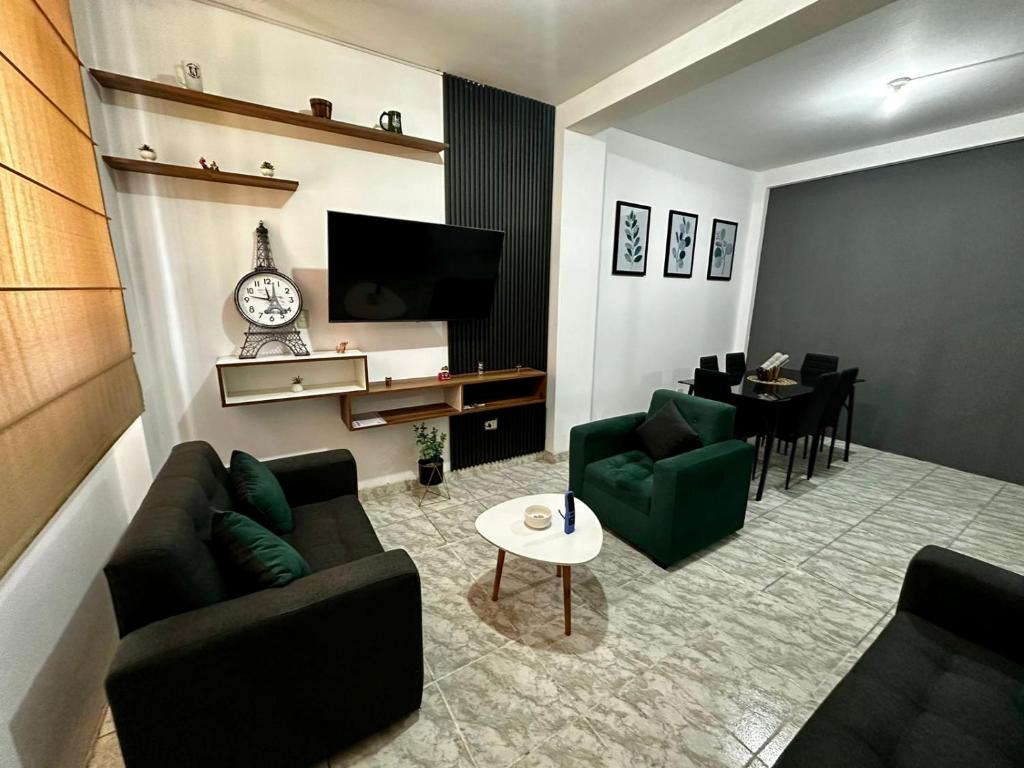 sala de estar con 2 sofás y comedor en Morada Apart, en Tacna