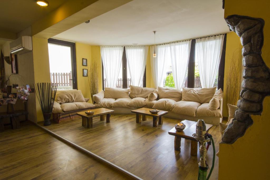 Posezení v ubytování Coral Guest House