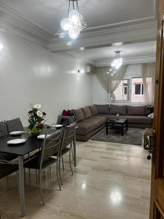 - un salon avec un canapé et une table dans l'établissement Joli appartement centre Casablanca, à Casablanca