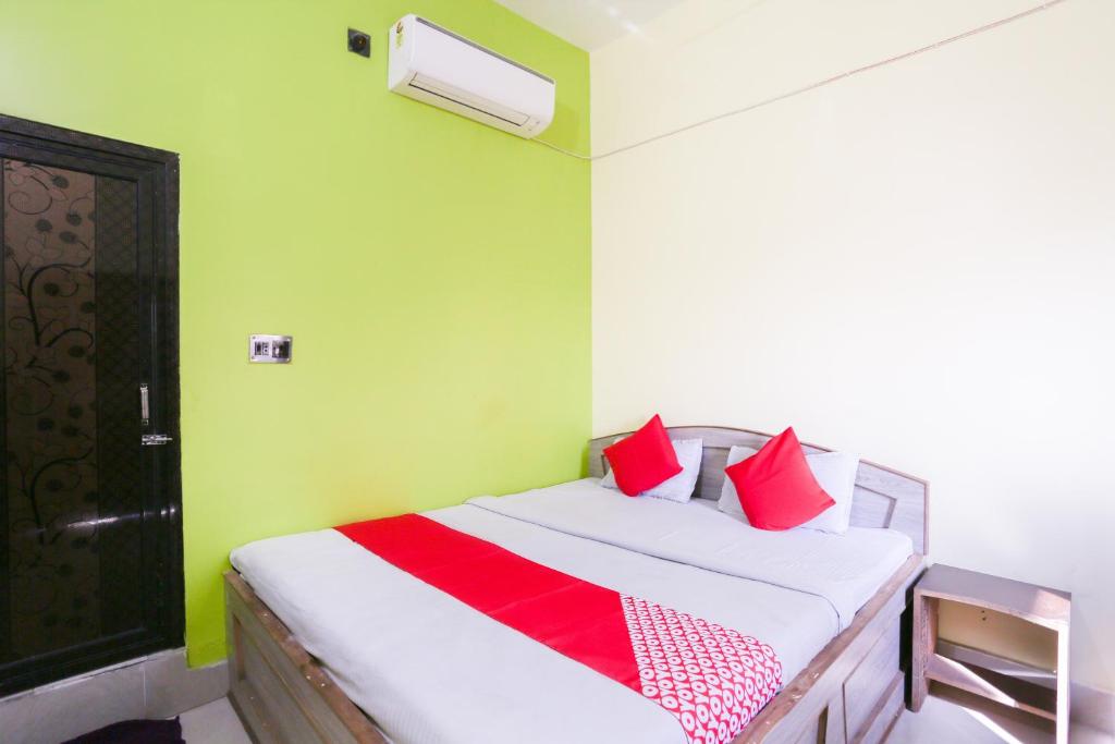 Säng eller sängar i ett rum på OYO Flagship Vatika Hotel
