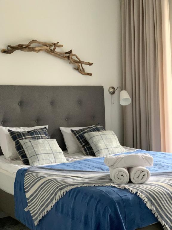 Un dormitorio con una cama con dos toallas encima. en Apartament Hamptons Perłowa Przystań, en Sianożęty