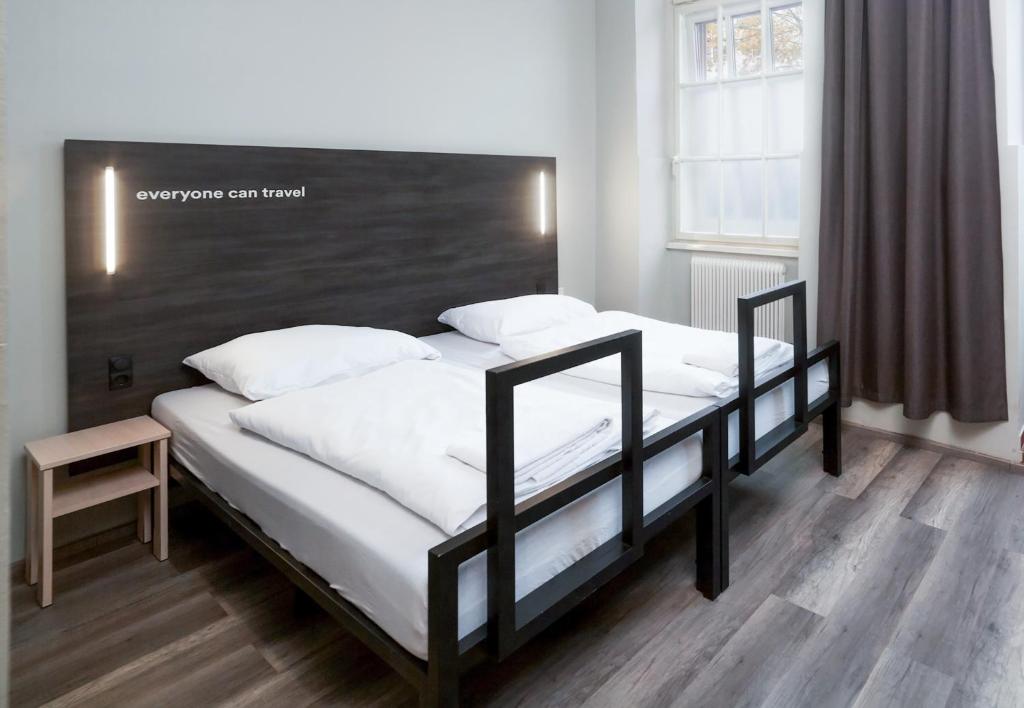 Кровать или кровати в номере a&o Wien Stadthalle