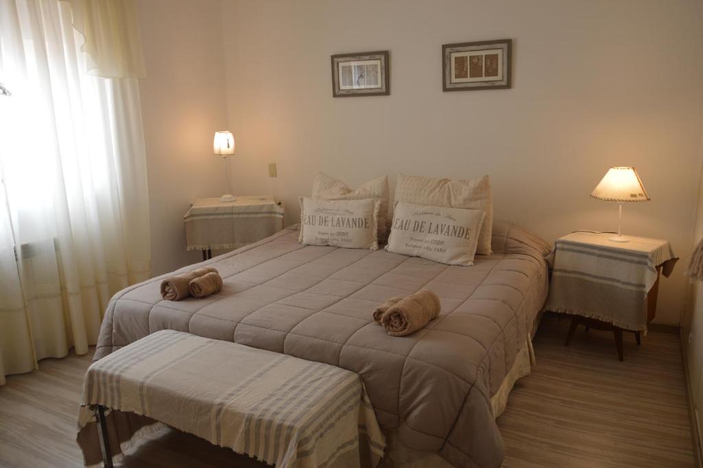 ein Schlafzimmer mit 2 Betten und Handtüchern darauf in der Unterkunft Espacio de la Patagonia in Comodoro Rivadavia
