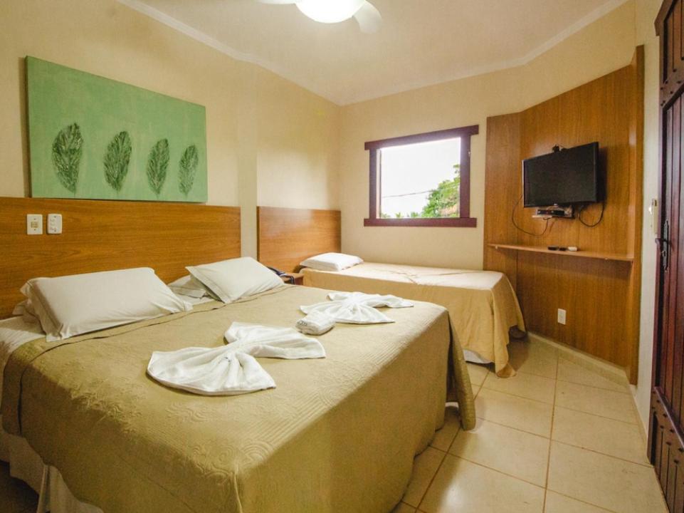 Habitación de hotel con 2 camas y toallas. en Chamame - Pousada em Bonito, en Bonito
