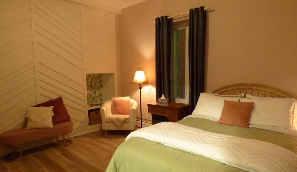 Una cama o camas en una habitación de Maison Zacharie