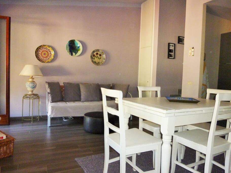 - un salon avec une table, des chaises et un canapé dans l'établissement La Casa dei Poeti, à Lerici