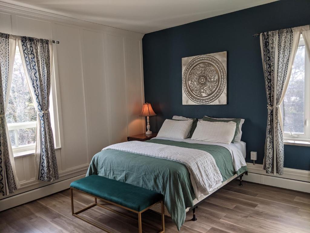 Una cama o camas en una habitación de Maison Zacharie