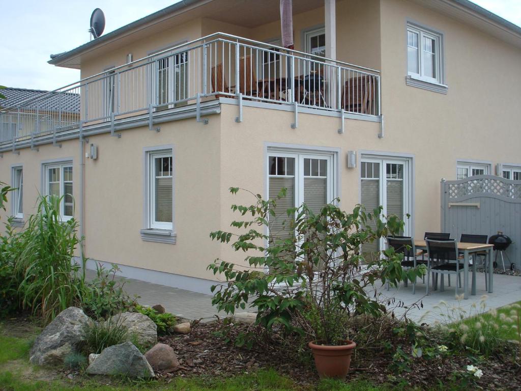 ein Haus mit Balkon darüber in der Unterkunft Zinnowitz-Ambiente in Zinnowitz
