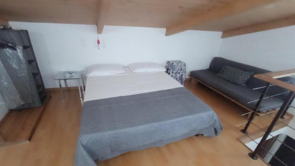 ein Schlafzimmer mit einem Bett und einem Sofa in der Unterkunft BeB Silvia in Santa Maria Capua Vetere