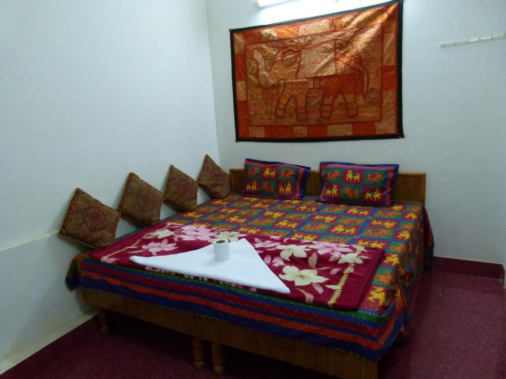 Postel nebo postele na pokoji v ubytování Gajanand Guest House