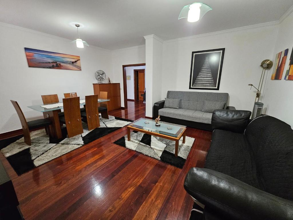 sala de estar con sofá y mesa en Apartment Bonimar en Funchal