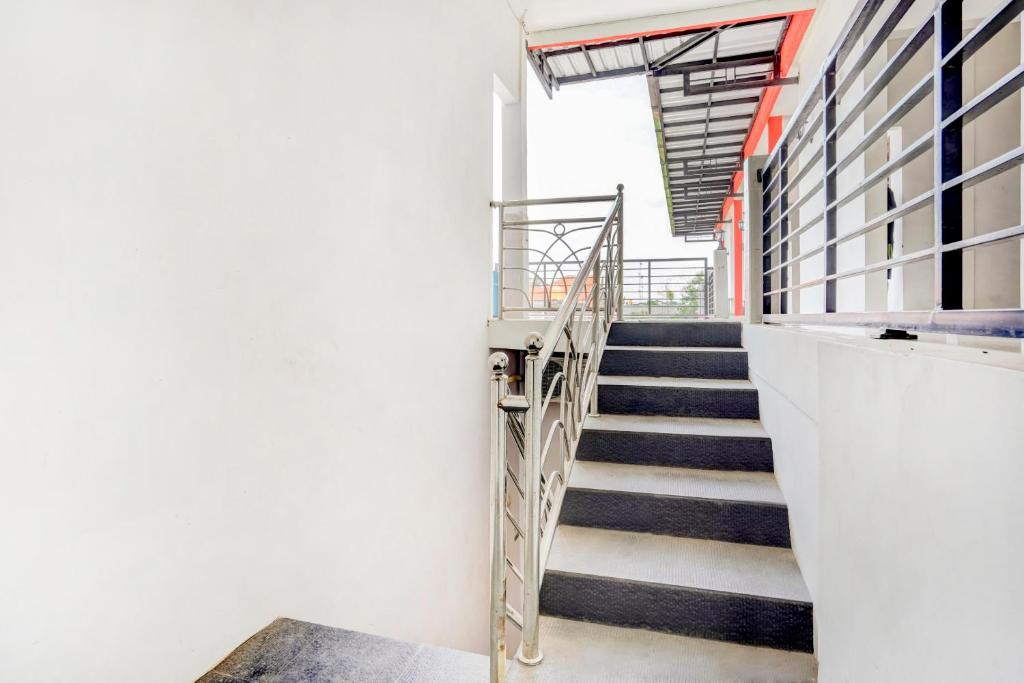 una escalera que conduce a un edificio en SUPER OYO 3702 Homestay Bougenville Syariah en Lamongan