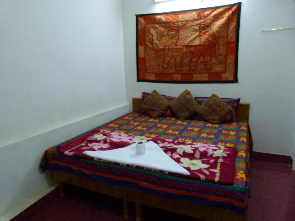 Postel nebo postele na pokoji v ubytování Gajanand Guest House