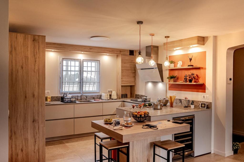 Kuchyňa alebo kuchynka v ubytovaní Mas de Ceoulet - Villa de Luxe en Camargue