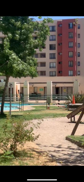 un parque con mesa de picnic y un edificio en Arriendo Departamento, en Santiago