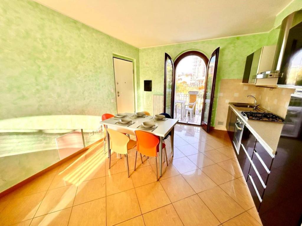 eine Küche mit Tisch und Stühlen in einem Zimmer in der Unterkunft Sole Trilo - a 100 m dal mare e dal centro di Marcelli in Marcelli