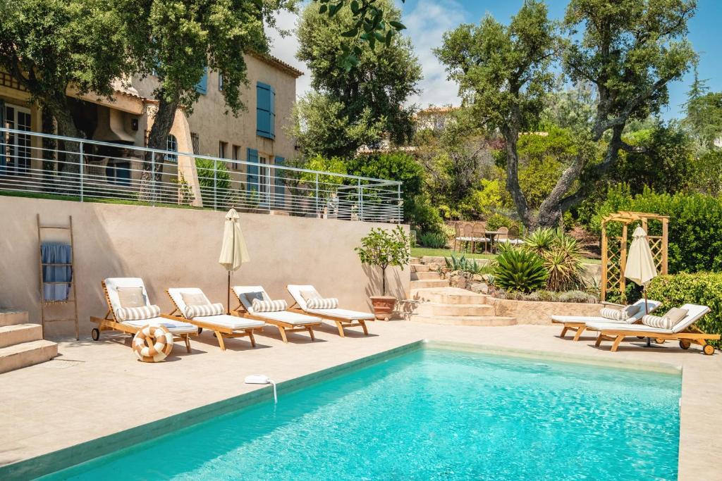 una piscina con tumbonas y una piscina en Villa Quercia, en Fréjus
